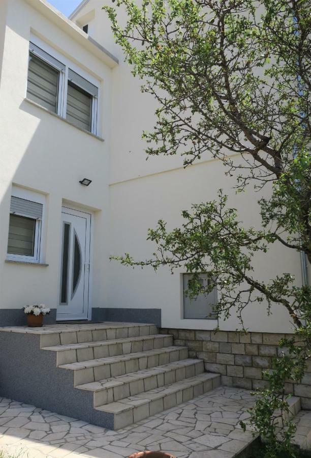Mesic Apartment セニ エクステリア 写真
